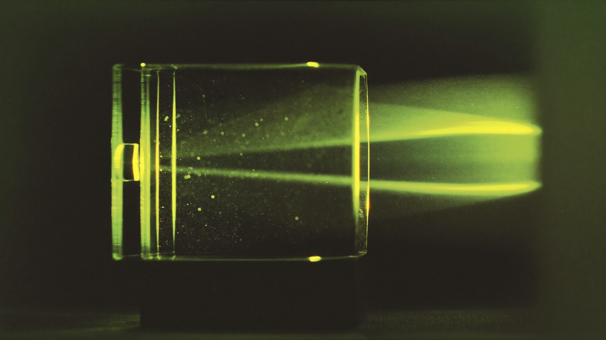 Lichtstrahl fällt durch ein Glasprisma und teilt sich auf, als Sinnbild für das Filtern von Information in den Google AI Overviews